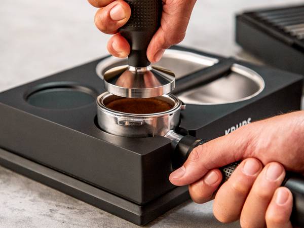 KRUPS STATION DE TASSAGE AVEC BAC À MARC DE CAFÉ XS5318E0