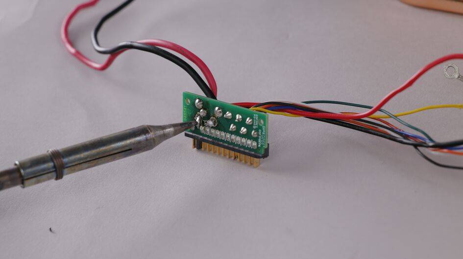 Dessouder le fil rouge de la carte batterie - X-Force Flex 14.60 & 15.60