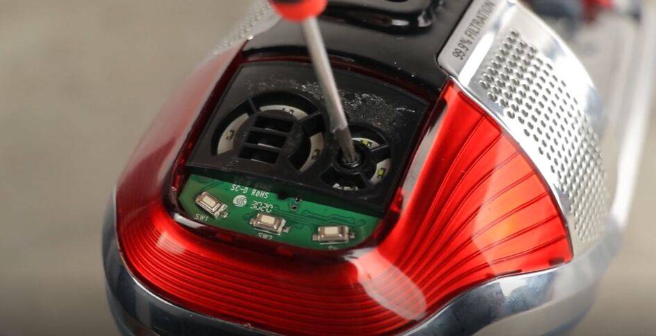 Étape 4 - Dévissez la vis de maintient support de la crate Display