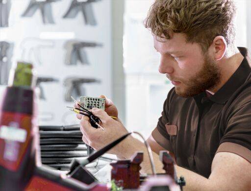 Réparateur certifié KRUPS, travaillant sur un produit du groupe